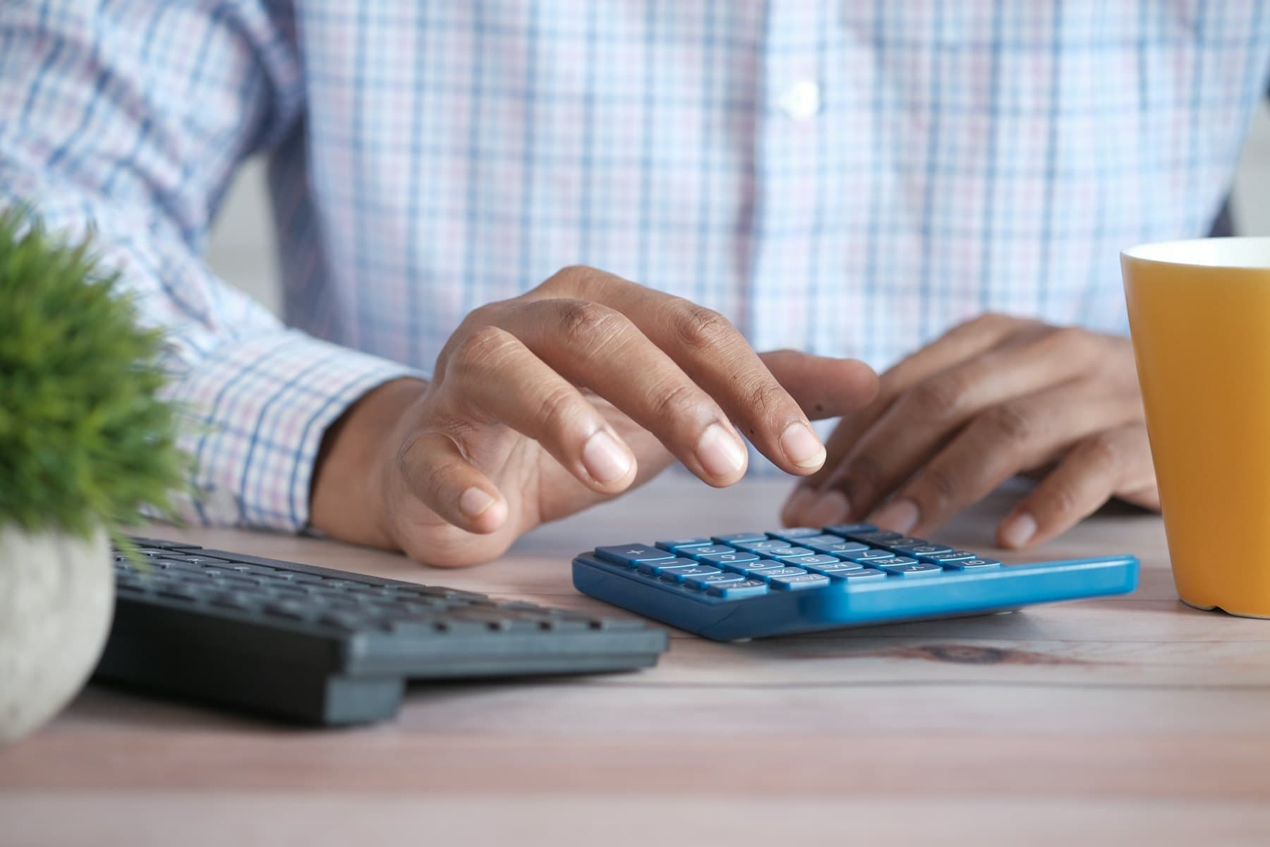 Pessoa fazendo contas na calculadora