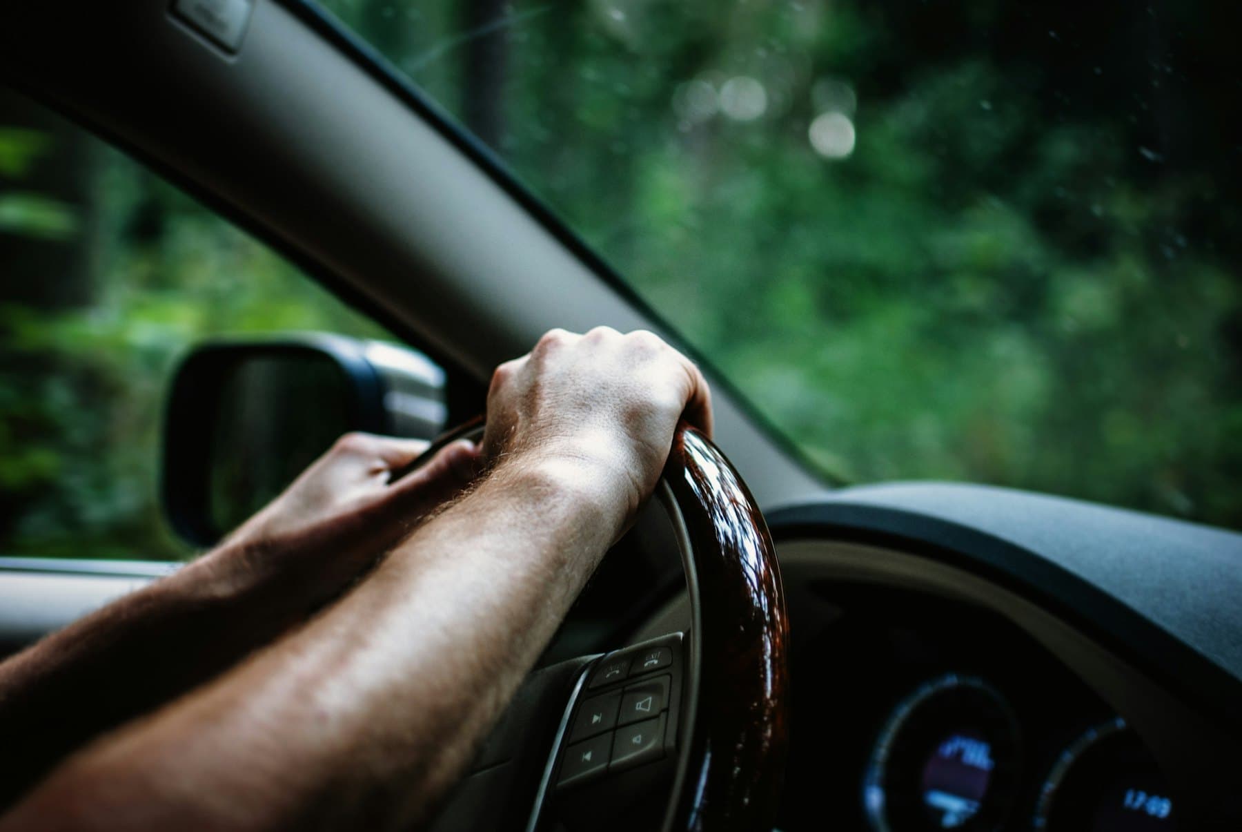 Mãos no volante de um carro